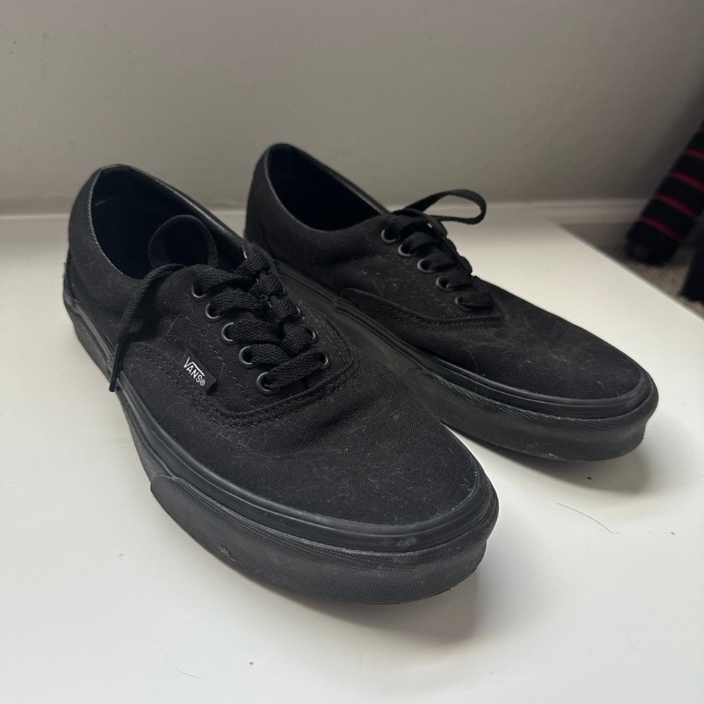 Classic black men’s 7 1/2 women’s 9 Vans
